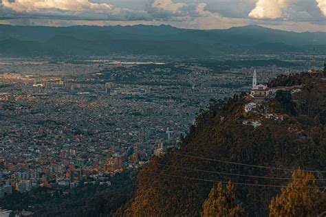  Cerro de Monserrate: Spektakularne widoki i duchowa oaza w samym sercu Bogoty!