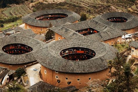 Hakka Earth Houses – Zanurz się w fascynującym świecie architektury i tradycji!