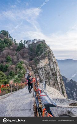 Huashan Temple: Zapierające dech w piersiach widoki i starożytna architektura na wzgórzu