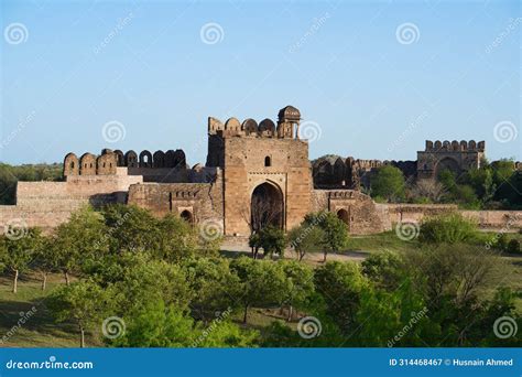 Rohtas Fort: Mistyczny Zamek z Wieku Mughalów w Pakiście!