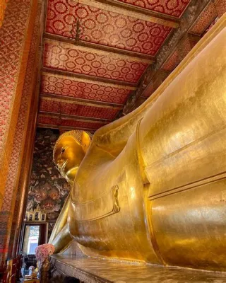 Wat Pho: Tajemnicza Świątynia Reczujących Buddy i Gigantycznych Kościanych Pagód!